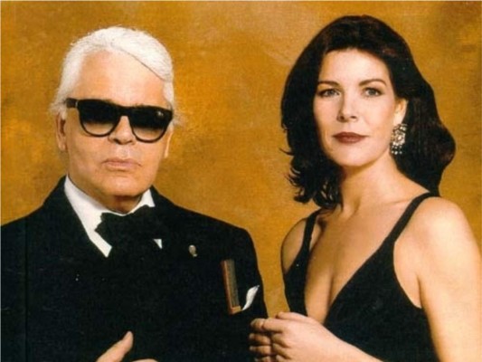 Gracias a los diseños de Karl, fue que Carolina consiguió por muchos años ser una de las mujeres más elegantes del mundo. Ahora es una de las personas que más lamenta la pérdida de su amigo, pero estamos seguros que en su corazón llevará todos esos años de amistad.