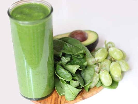 Aumenta los niveles de vitamina K en tu organismo consumiendo aguacate, lechuga, coliflor, espinacas, perejil, brocóli y espirulina.