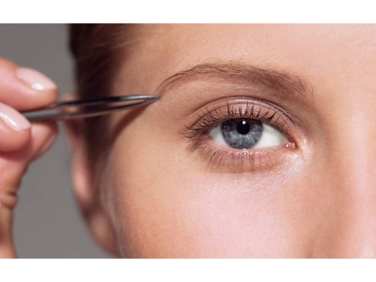 <br/>Depilación: Easy come, easy go<br/>Antes de depilarte las cejas con pinzas, coloca primero en una área una toalla humedecida en agua caliente por algunos minutos. Esto abrirá los poros y hará el vello más flexible, facilitando la depilación. Finalmente aplica astrígente.