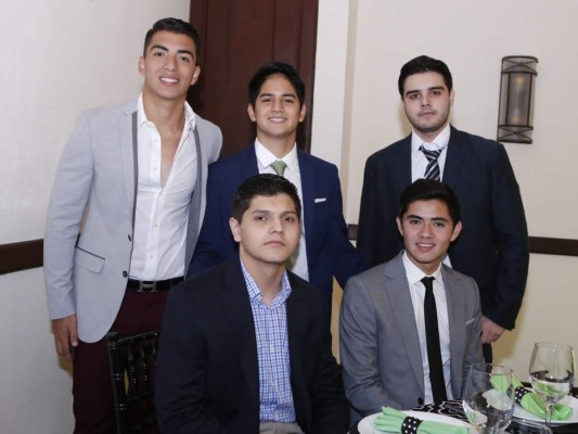 Seniors de la EIS celebran almuerzo