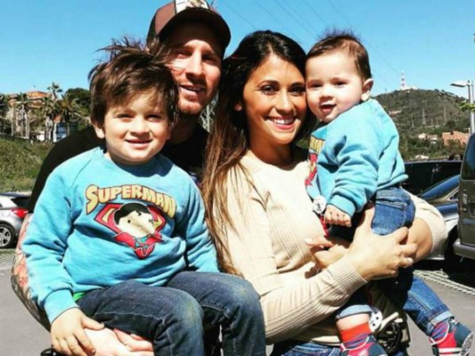 Leo Messi junto a su esposa Antonela Roccuzzo, forman una familia espectacular cuidando y amando a sus hijos Thiago, de cuatro años, Mateo, de uno y Ciro, que acaba de nacer. Hemos visto un gran apego por parte del jugador con su hijo Thiago -con quien ha tenido más convivencia- a quien ha inscrito al FCBEscola, la escuela de iniciación al fútbol del FC Barcelona para que el pequeño siga sus pasos.