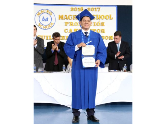 Entrega de títulos de la Macris School, generacion 2017