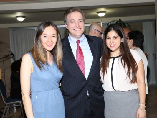 Recepción para despedir al embajador James Nealon