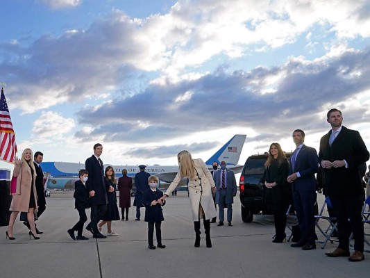 Ivanka Trump con su esposo Jared Kushner y sus hijos Eric y Donald Jr. junto a Tiffany Trump y otros miembros de la familia se despiden en la Base Andrews en Maryland (Photo by ALEX EDELMAN / AFP)