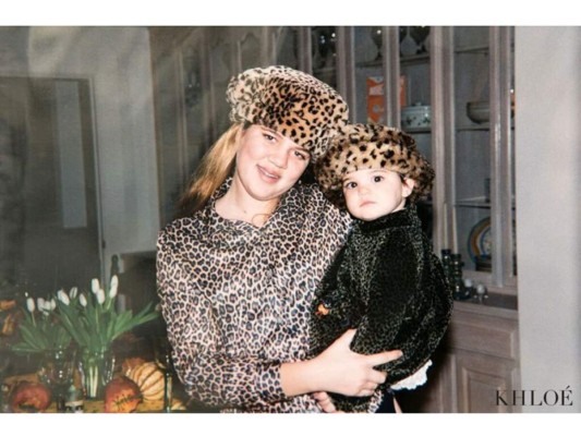 Khloé Kardashian en su adolescencia junto a la pequeña Kylie