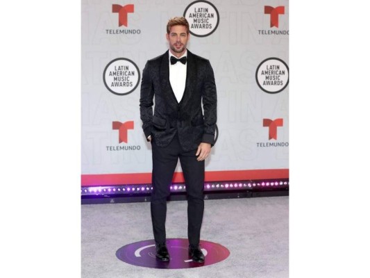 William Levy<br/>Se jugó la segura con un clásico smoking negro.<br/>