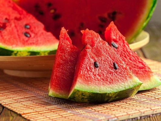 Sandía <br/>Es la fruta ideal del verano por estar compuesta mayormente por agua, ser muy jugosa; destaca su contenido en licopeno que es un antioxidante que protege nuestro cuerpo.