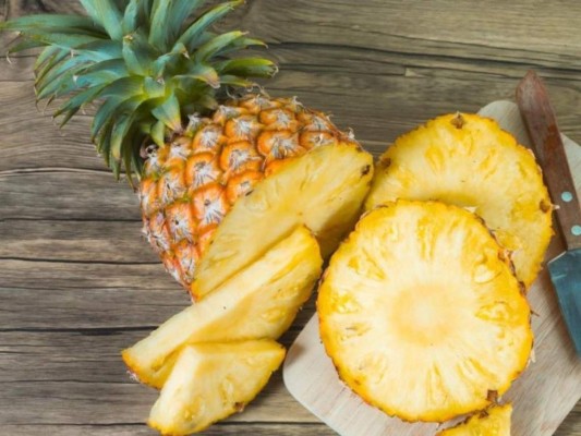 Piña<br/> La piña es muy baja en calorías y es muy rica en vitaminas y minerales beneficiosos para la salud.