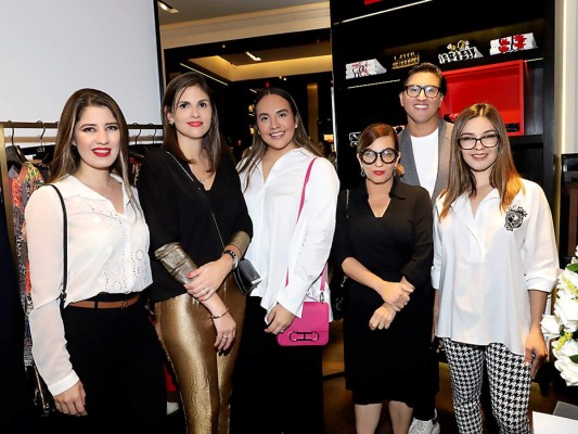 Katherine Mena, Pamela Crúz, Angella Andonie, Blanca Bendeck,Jose Vargas, Skarly Casco