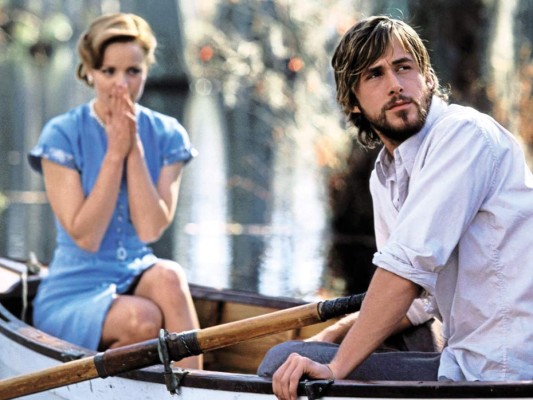 Noah & Allie, The Notebook (2004). La pasión se desató entre Rachel McAdams y Ryan Gosling durante la filmación de esta memorable película romántica basada en la novela de Nicholas Spark en la que aún en contra de la familia y el qué dirán, la pareja logra culminar su sueño de amor hasta el final.