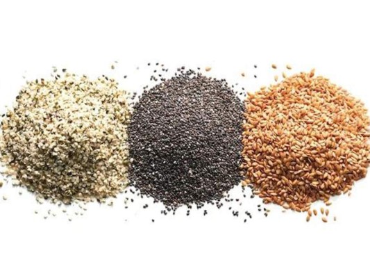 Si quieres hacer tus smoothies más saludables puedes utilizar leches vegetales, agregar espinacas, semillas de chia, linaza o cáñamo. Recuerda que puedes congelar con anticipación tus ingredientes para tener mayor consistencia y rapidez.