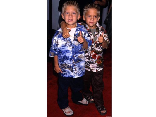 Aunque son hermanos gemelos, Cole es el menor ya que nació 15 minutos después de Dylan.