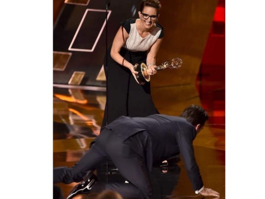 Jon Hamm fue galardonado en los Emmy´s 2015 por su papel de Don Draper en Mad Men. Extasiado, Hamm decidió ascender al escenario de manera bastante singular, arrastrándose desde el piso mientras la multitud observaba con asombro!<br/>