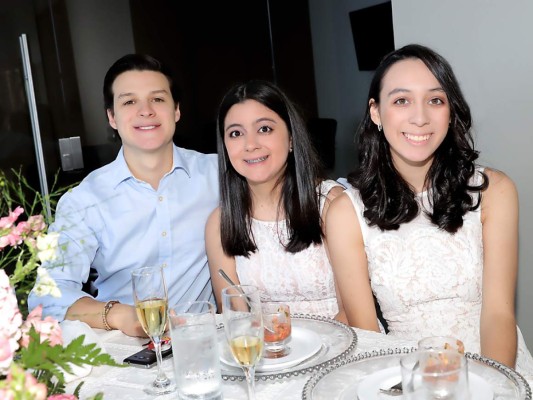 Ana Cristina y Alberto José Scott celebran el bautizo de su hija Mia