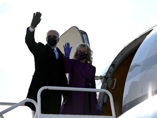El presidente electo Joe Biden junto a su esposa Jill al momento de abordar el vuelo rumbo a la base aérea militar de Andrews (Maryland), en las afueras de Washington, donde mañana será investido como el nuevo mandatario. (Photo by JIM WATSON / AFP)