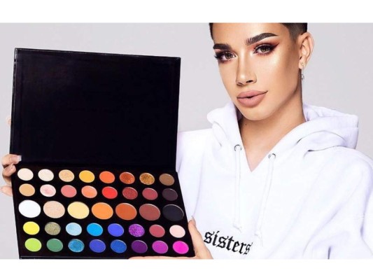 Queman paletas de sombras de James Charles