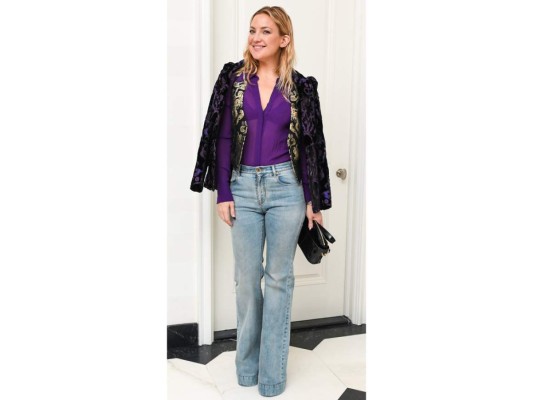 Layers, texturas y una actitud relajada son el mejor complemento para unos jeans a la cintura como lo demuestra Kate Hudson