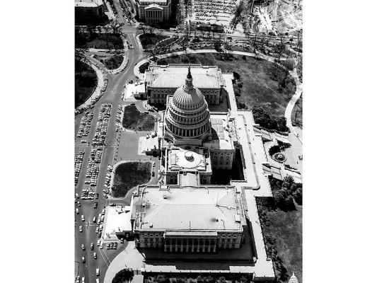 <br/>La ambiciosa obra estaba destinada a ser el eje en torno al que giraría la creación de Washington, D.C. como nueva capital del país. Pierre Charles L’Enfant, responsable del diseño urbanístico de la ciudad, eligió el punto en el que se encuentra actualmente y trazó el amplio bulevar que conduce a él, pero fue despedido antes de que pudiera diseñar el propio edificio.<br/>