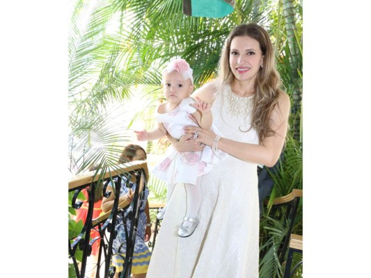Javier y Viviana Guevara bautizan a su hija Ariana Sofía