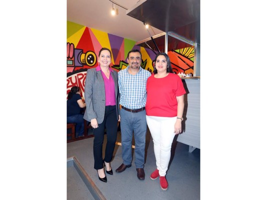 Claudia McNab de Mall Galería con Edgardo Valle y Carolina Hernández de Cinemark. Foto:Gerson Alachán