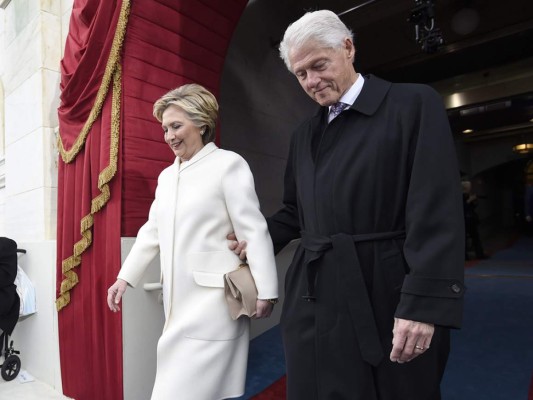 Hillary y Bill Clinton a su llegada a la ceremonia