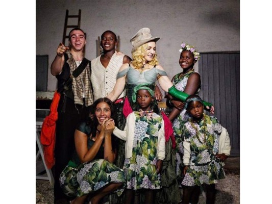En 2006 se convirtió en Co-fundadora de 'Raising Malawi' que ayuda a niños huérfanos en naciones africanas