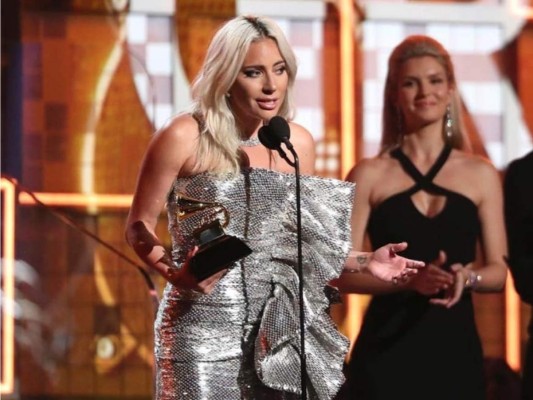 Lady Gaga gana en la categoría Best Pop Duo/Group performance y llora mientras recibe su premio