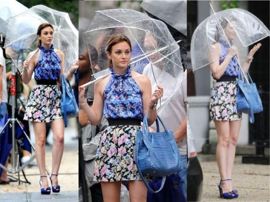 Extraordinaria debajo de la lluvia <br/>Quizás piensas que cuando está lloviendo automáticamente tus prendas no tienen que ser para nada elegantes, pero claro a Blair ni siquiera se le cruzaba eso por la mente. Aun en los días lluviosos supo cómo vestirse con un aspecto perfecto. <br/>