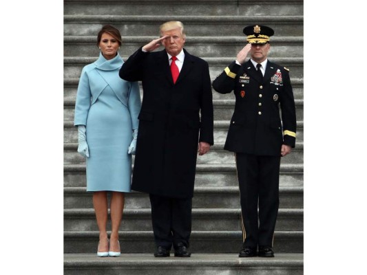 Melania Trump, con su comentado vestido de Ralph Lauren, Donald Trump y el general Bradley Becker saludan durante el desfile inaugural