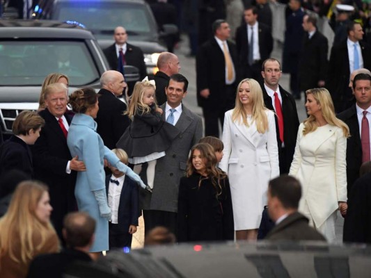 Donald Trump rodeado de su esposa, hijos y nietos en el desfile inaugural