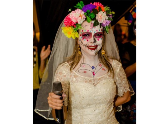 Los invitados especiales se vistieron de catrinas con maquillajes y vestuario, disfrutando de platillos mexicanos, tequila y mucho más.