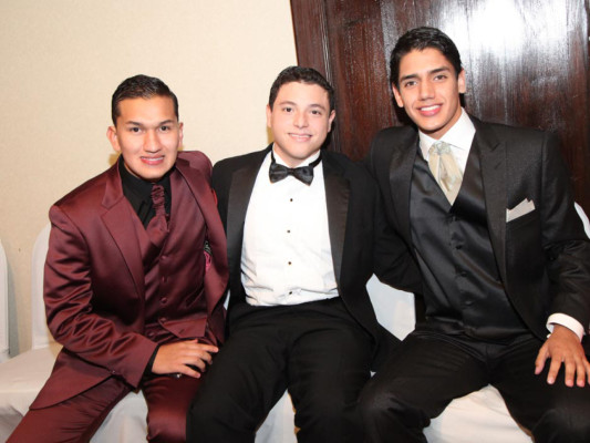 Seniors de la Mayan School se graduan