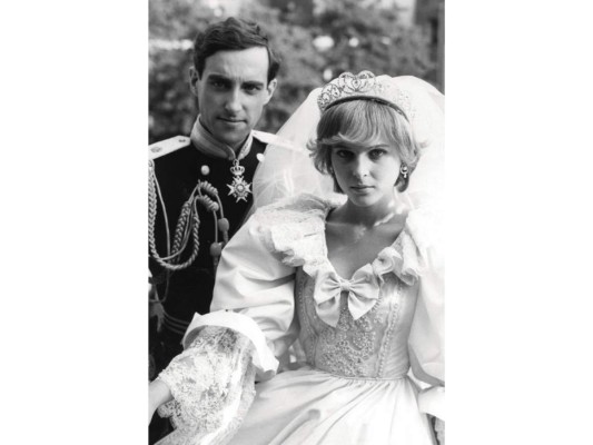En 1982 CBS también lanzó una cinta para televisión enfocada en la boda de Diana y Charles, esta con Catherine Oxenberg de protagonista.