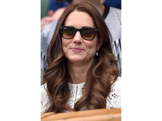 Una fusión entre las gafas cuadradas y redondas, las wayfarer son una de las más elegidas por las que prefieren la sobriedad sin perder el estilo.