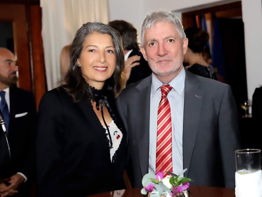 Marianne Cadario recibe la Orden Nacional de Mérito