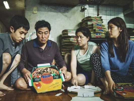 6. Parasite<br/>Este filme surcoreana es de las favoritas para ganar el Óscar en 2020 a mejor película extranjera. Habla sobre una familia pobre que planea meterse en la vida de una familia muy adinerada y muestra el claro resentimiento entre las clases sociales.