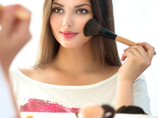 De igual manera aplicar mucho blush hará que te veas mal. Opta por comprar tonos que se vean naturales pero que le agreguen color a tu piel.