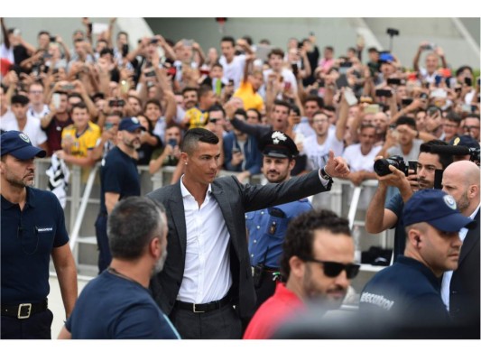 Cristiano Ronaldo levanta su nueva camiseta