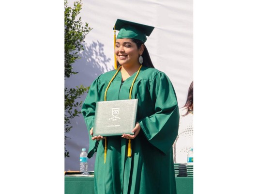 Entrega de títulos de DelCampo International School