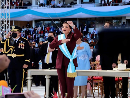 La presidenta Xiomara Zelaya mientras canta con orgullo y emoción el Himno Nacional