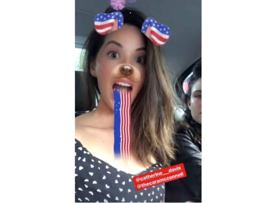 Olivia Munn utilizó el épico filtro del perrito de Snapchat, pero no el común, sino el que tiene las orejas con los colores de la bandera de USA