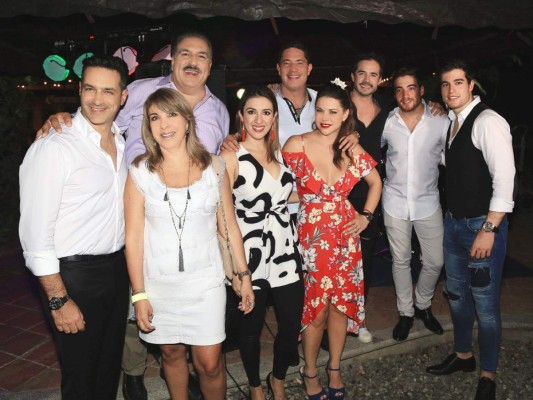 Los artistas y periodistas internacionales: Omar Germenos, Fernando Fiore, Fernando del Rincón, José Ron, Xavier y Danilo Carrera con Mariella Ferreccio, Maity Interiano y Jullye Giliberti, que asistieron a la cena de gala del Rotagol. Foto: Gustvo Banegas