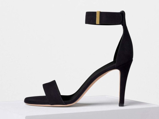 LOS MARAVILLOSOS 40. El zapato adquiere más importancia pero cuidado con las plataformas y los tacos excesivos, el efecto Bambi deja mucho que desear no solo por la forma de caminar sino porque no estiliza.
