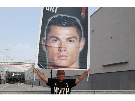 Cristiano Ronaldo levanta su nueva camiseta