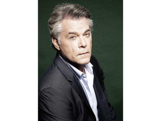 Ray Liotta. El actor de Goodfellas fue adoptado cuando tenía solo seis meses de edad, por Mary, sacerdote, y por Alfred Liotta, dueño de un negocio de autopartes y presidente del club demócrata local. De niño creía que sus padres biológicos eran de ascendencia italiana y escocesa, pero descubrió que no era así cuando a los cuarenta años después, Ray contrató un investigador privado para encontrar a su madre biológica.