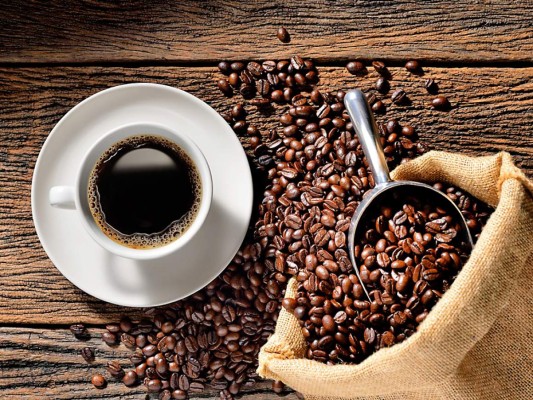 El café, un diurético, es uno de los productos indicados para deshacerte de los líquidos de más en tu cuerpo.