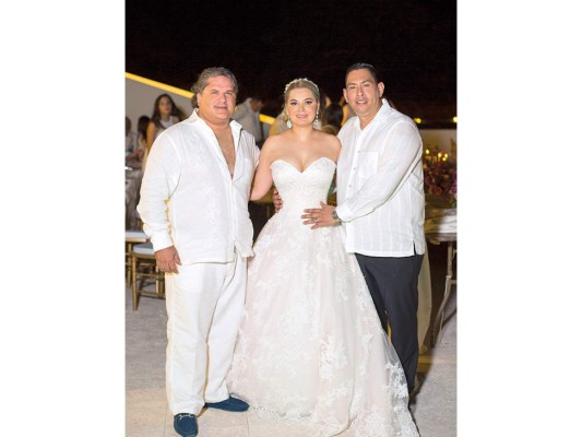 Albert García y Noren Caballero se casan en Roatán  