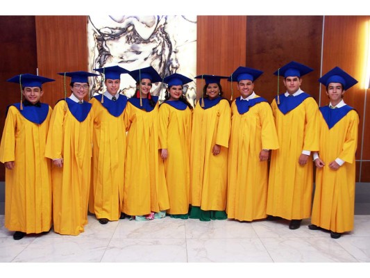 Brindis por los graduados de la New Horizon&nbsp;&nbsp;