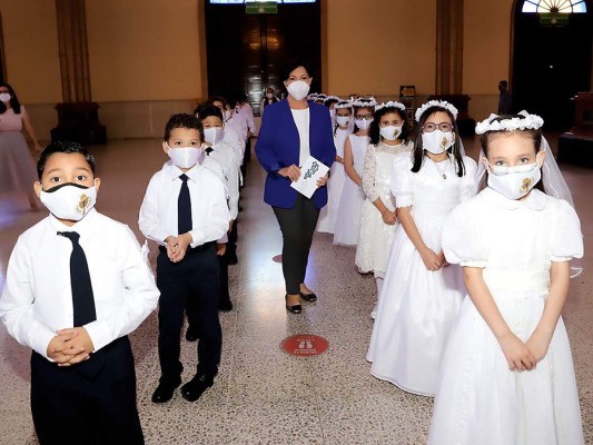 Alumnos de la Macris School reciben su primera comunión