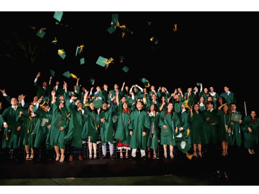 Entrega de títulos de los Seniors 2019 de la Delcampo International School